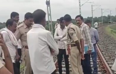 Beed farmers protest railway land compensation