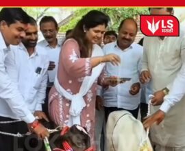 Pankaja Munde birthday gift