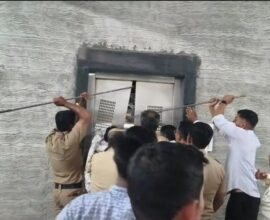 Pravin Darekar lift incident