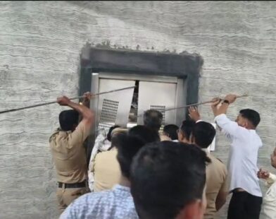 Pravin Darekar lift incident