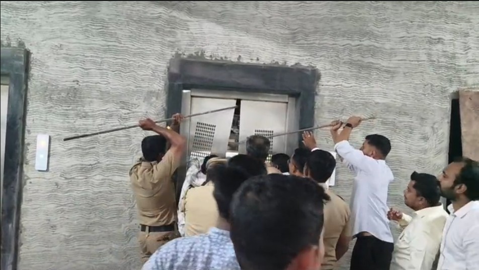 Pravin Darekar lift incident