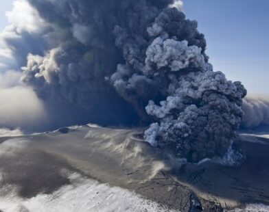 japan-volcano-eruption-shinmoedake-ash-cloud-alert-2025