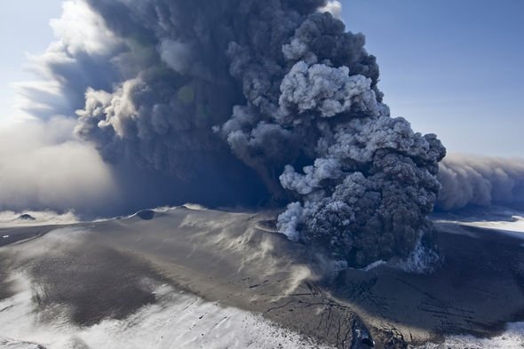 japan-volcano-eruption-shinmoedake-ash-cloud-alert-2025
