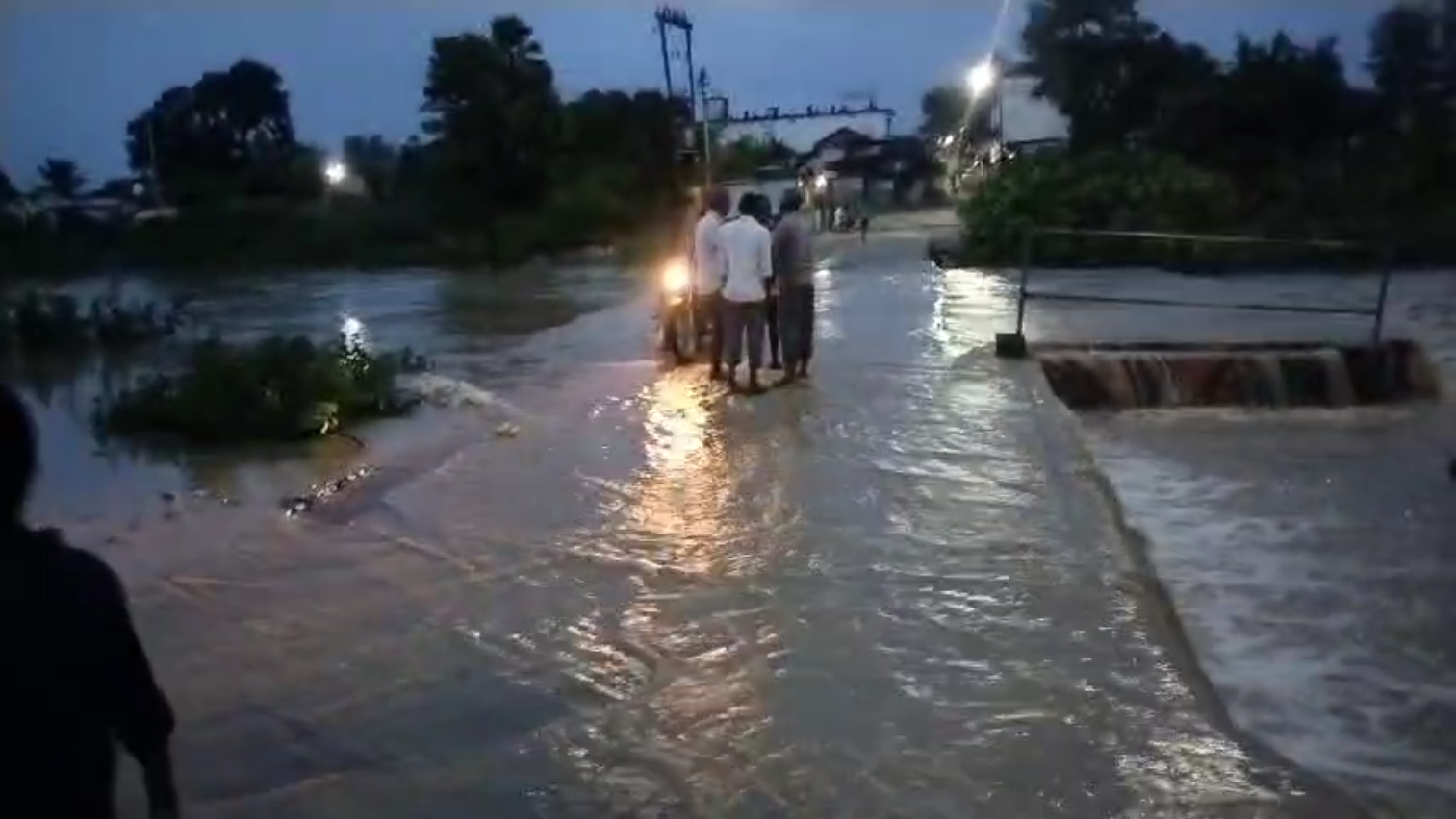 Chandrapur damaged bridge