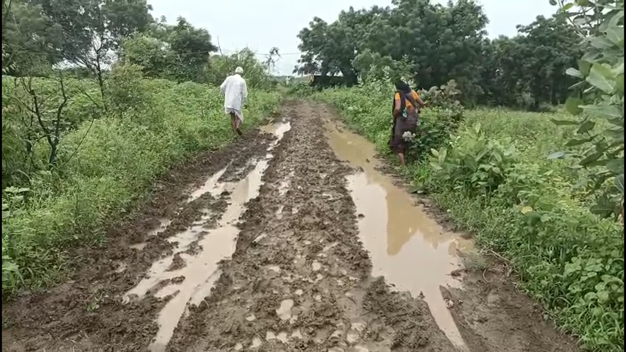 Villagers protest over poor road in Takalwadi