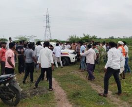 illagers and police apprehending armed robbers in a sugarcane field near Daundaj, Purandar