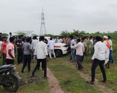 illagers and police apprehending armed robbers in a sugarcane field near Daundaj, Purandar