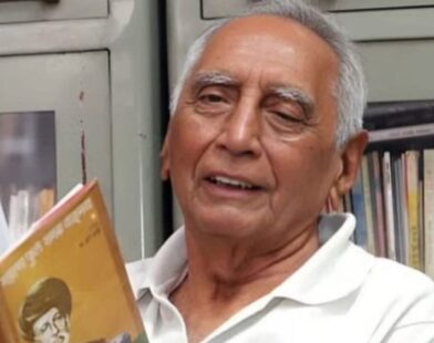 maharashtra CM fadanvis pay tribute baba aadhav