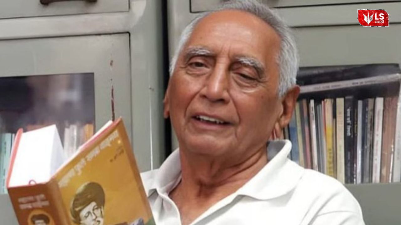 maharashtra CM fadanvis pay tribute baba aadhav