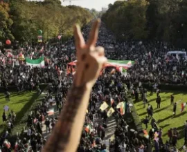 इराणमध्ये तरुणाई रस्त्यावर