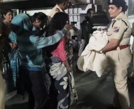 Woman gives birth to baby inside Ambernath local train with help of railway PSI