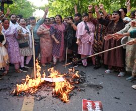 महिला आरक्षण विधेयकाविरोधात मतदान केल्यानं भाजपाचं राहुल गांधींच्या निवासस्थानाबाहेर आंदोलन; निषेध करत जाळला पुतळा