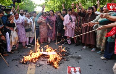 महिला आरक्षण विधेयकाविरोधात मतदान केल्यानं भाजपाचं राहुल गांधींच्या निवासस्थानाबाहेर आंदोलन; निषेध करत जाळला पुतळा