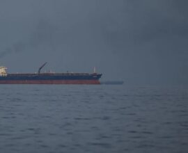 होर्मुझच्या सामुद्रधुनीत इराणी गनबोट्सकडून टँकरवर गोळीबार; तणाव वाढला