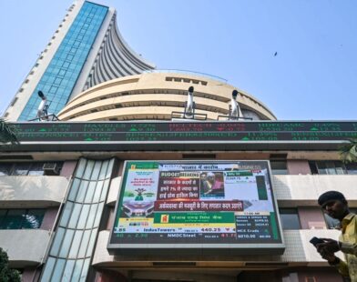 आठवड्याच्या शेवटच्या सत्रात बाजारात जोरदार तेजी; सेन्सेक्स 919 अंकांनी वधारुन बंद, निफ्टीतही मोठी वाढ