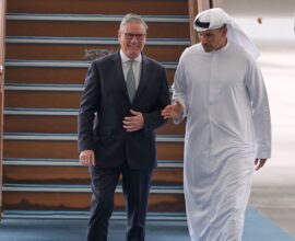 मध्य पूर्वेत घडामोडींना वेग; ब्रिटिश पंतप्रधान यूएईमध्ये दाखल, होर्मुझच्या सामुद्रधुनीवर होणार निर्णायक बैठक