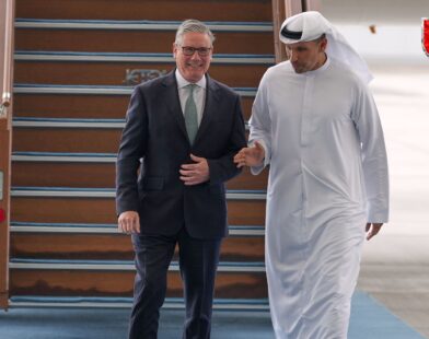 मध्य पूर्वेत घडामोडींना वेग; ब्रिटिश पंतप्रधान यूएईमध्ये दाखल, होर्मुझच्या सामुद्रधुनीवर होणार निर्णायक बैठक