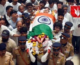 भारतीय संगीतातील एका युगाचं अंत! महान गायिका आशा भोसले पंचत्वातमध्ये विलीन; शासकिय इतमामात अंत्यसंस्कार