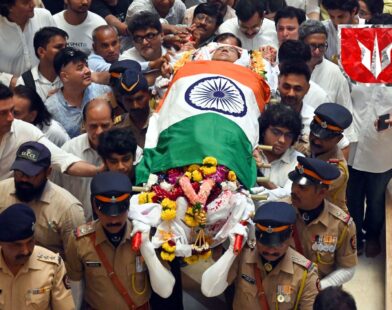 भारतीय संगीतातील एका युगाचं अंत! महान गायिका आशा भोसले पंचत्वातमध्ये विलीन; शासकिय इतमामात अंत्यसंस्कार