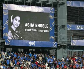 MI vs RCB दोन्ही संघांतील खेळाडूंनी हातावर काळ्या पट्ट्या बांधून आशा भोसलेंना वाहिली श्रद्धांजली; एका मिनिटाचं मौनही पाळलं