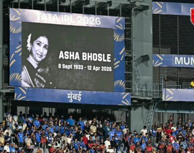 MI vs RCB दोन्ही संघांतील खेळाडूंनी हातावर काळ्या पट्ट्या बांधून आशा भोसलेंना वाहिली श्रद्धांजली; एका मिनिटाचं मौनही पाळलं