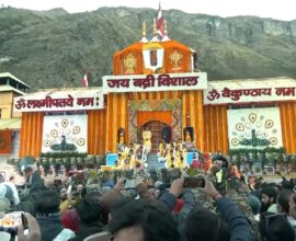 योग्य विधींसह बद्रीनाथ धामचे दरवाजे उघडले; 25 क्विंटल फुलांनी सजवण्यात आलं मंदिर