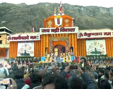 योग्य विधींसह बद्रीनाथ धामचे दरवाजे उघडले; 25 क्विंटल फुलांनी सजवण्यात आलं मंदिर